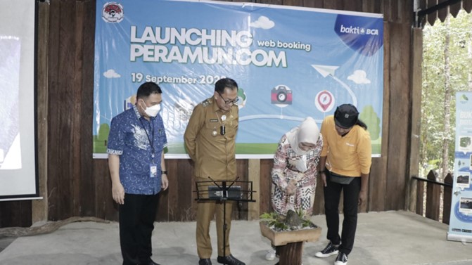 Seremoni peluncuran Web Booking Bukit Peramun dihadiri oleh Vice President SKCSR BCA Ira Bachtar (tengah) didampingi oleh Wakil Bupati Belitung Isyak Meirobie (kedua dari kiri), Kepala KCU BCA Tanjungpandan Yosef (kiri), dan Ketua HKM Arsel Community Adi Darmawan (kanan) pada Senin (19/9).