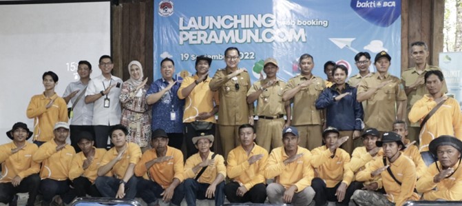 Seremoni peluncuran Web Booking Bukit Peramun dihadiri oleh Vice President SKCSR BCA Ira Bachtar (tengah) didampingi oleh Wakil Bupati Belitung Isyak Meirobie (kedua dari kiri), Kepala KCU BCA Tanjungpandan Yosef (kiri), dan Ketua HKM Arsel Community Adi Darmawan (kanan) pada Senin (19/9).