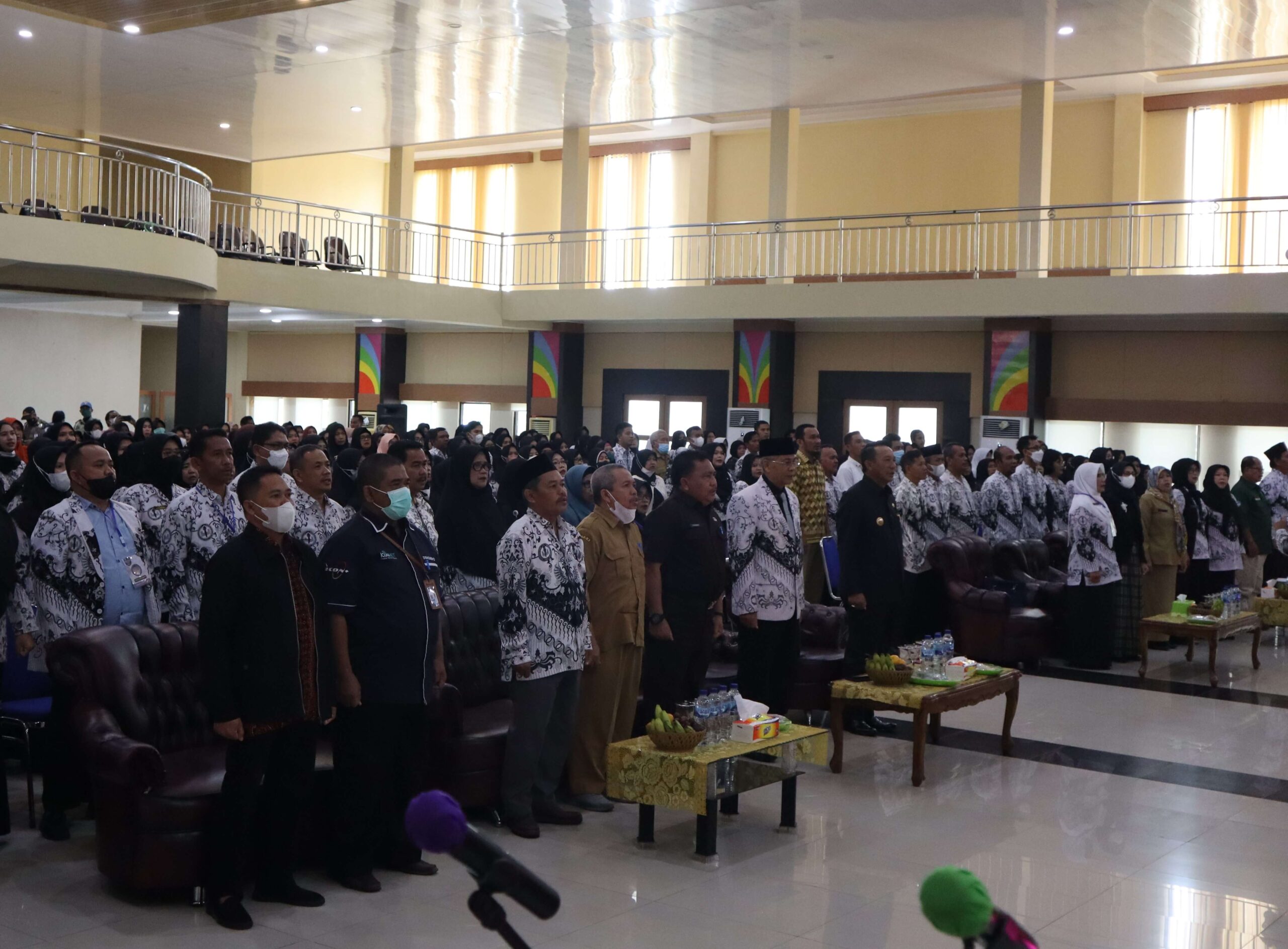 Para guru diminta untuk membimbing para siswa sesuai dengan zamannya, karena setiap zaman berbeda cara pendidikannya. Hal ini disampaikan Nurhidayah ketua Persatuan Guru Republik Indinesia (PGRI) Belitung Timur (Beltim), saat pembukaan kegiatan Workshop Peningkatan Profesionalisme Tenaga Pendidik Yang Berpihak Pada Peserta Didik, Selasa (11/10) di Auditorium Zahari Mz.