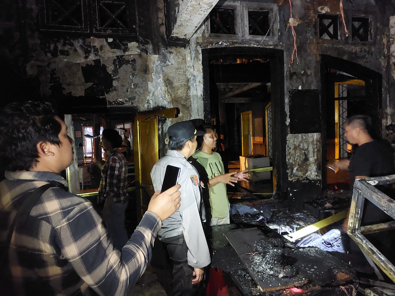 Toko Alat Elektronik Sebelah Sisi Timur Taman Adipura Terbakar