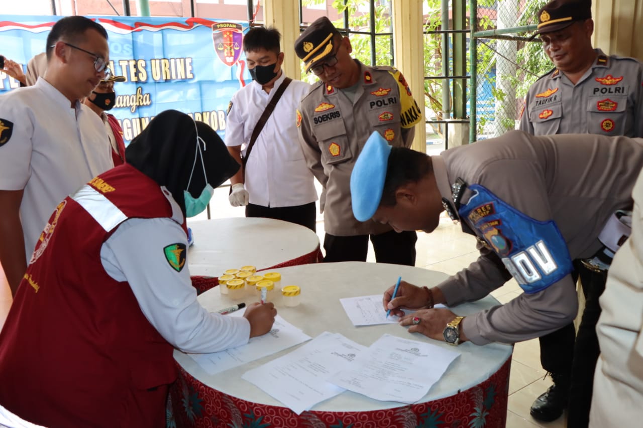 Secara Mendadak, Polres Sumenep Lakukan Test Urine Bagi Propam Polsek Jajaran