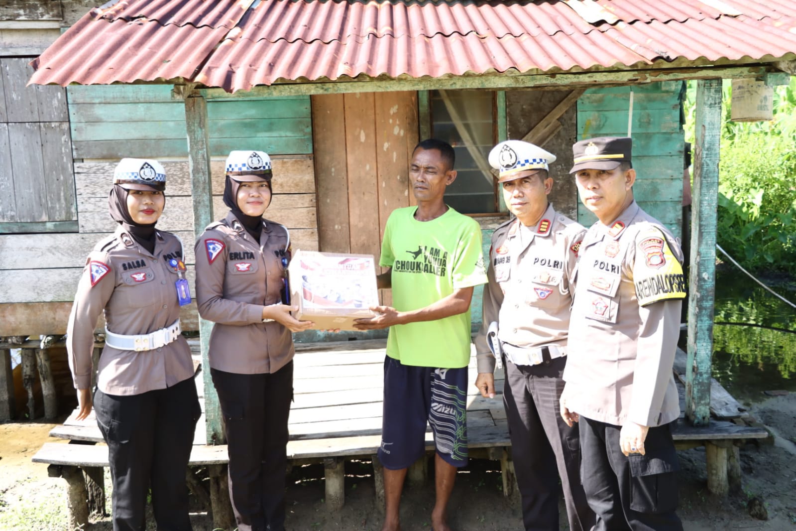 Salurkan Bantuan Sosial Kepada Masyarakat Salah Satu Bentuk Hadirnya POLRI Di Tengah Masyarakat