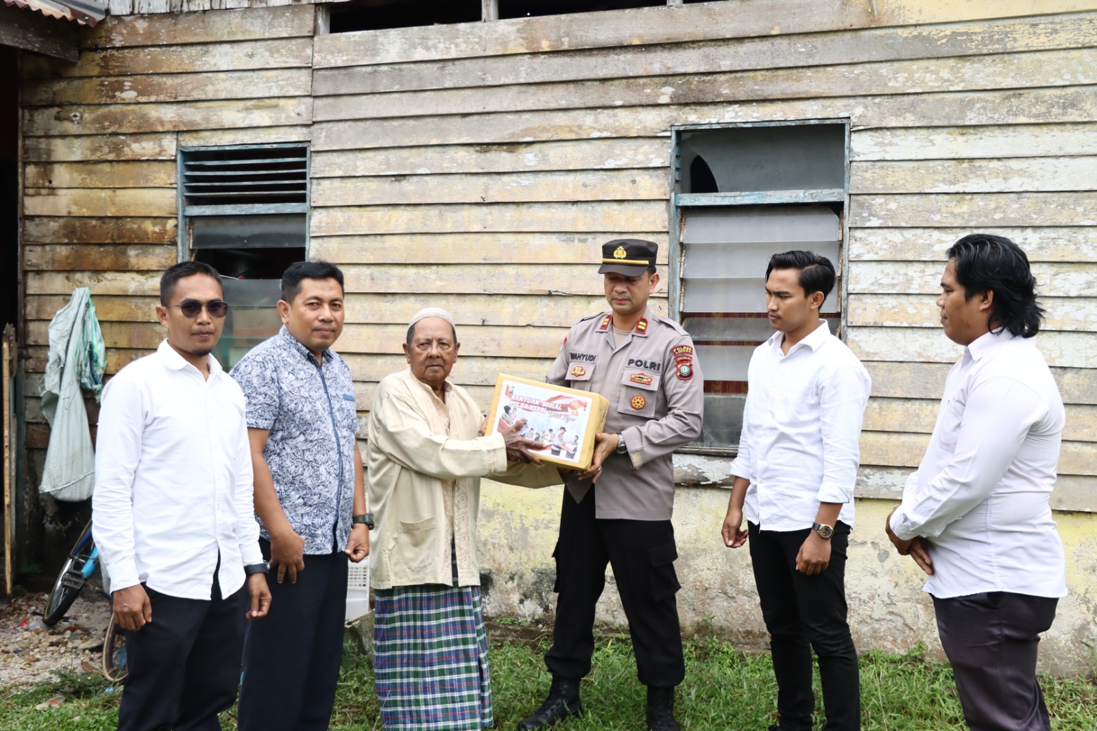 Kasat Intelkam Polres Lingga IPTU Wahyudi Pimpin Langsung Penyaluran Bantuan Sosial Kepada Masyarakat