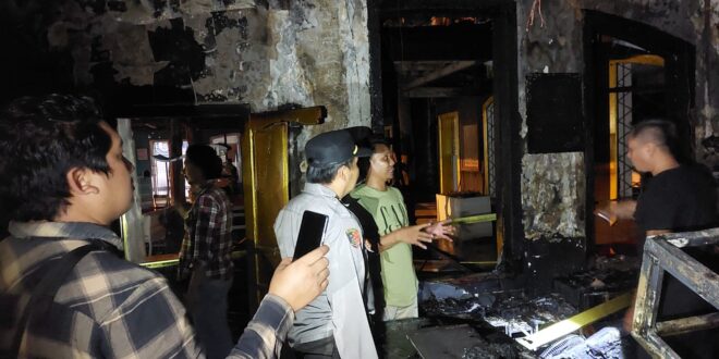 Toko Alat Elektronik Sebelah Sisi Timur Taman Adipura Terbakar