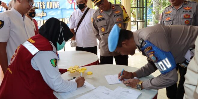 Secara Mendadak, Polres Sumenep Lakukan Test Urine Bagi Propam Polsek Jajaran