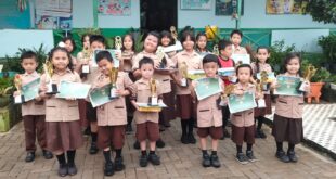 SDN25 PASIRAN SINGKAWANG BERIKAN HADIAH BAGI MURID BERPRESTASI