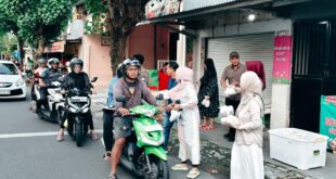 Ramadhan Penuh Berkah, KPU Kabupaten Kediri Bagikan Takjil Kepada warga sekitar