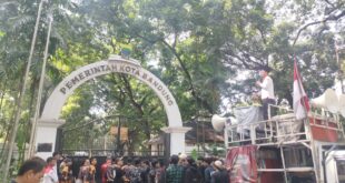 LSM PMPR Demo Pemkot Bandung, Gelar Teatrikal Potong Babi Hutan Simbol kan Pembersihan Koruptor